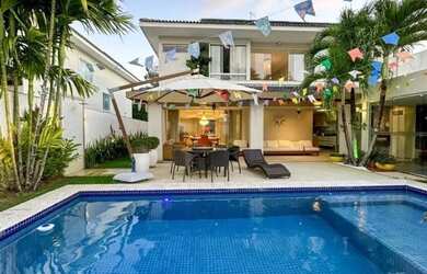 Imagem: A casa possui 4 Dormitórios, 5 Banheiros, 4 Vagas na garagem