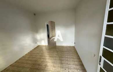 Imagem: A casa possui 3 Dormitórios, 1 Banheiro, 2 Vagas na garagem