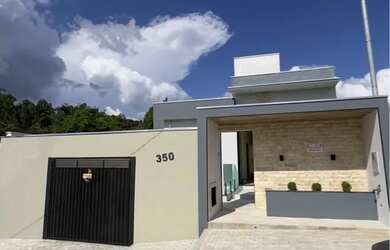 Imagem: A casa possui 3 Dormitórios, 2 Banheiros, 2 Vagas na garagem