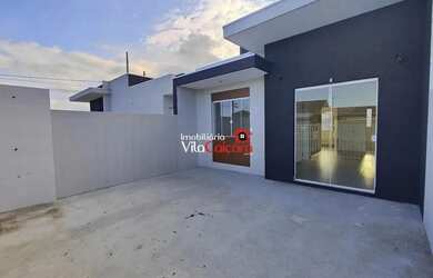 Imagem: A casa possui 2 Dormitórios, 2 Banheiros, 2 Vagas na garagem