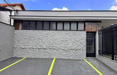 Imagem: A casa possui 3 Dormitórios, 2 Banheiros, 2 Vagas na garagem