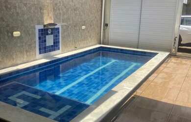 Imagem: A casa possui 5 Dormitórios, Acomodam 15 pessoas e está localizado