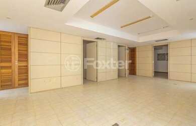 Imagem: O depósito possui 4 Vagas na garagem, 399m² de Área e está