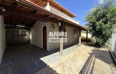 Imagem: A casa possui 5 Dormitórios, 3 Banheiros, 3 Vagas na garagem