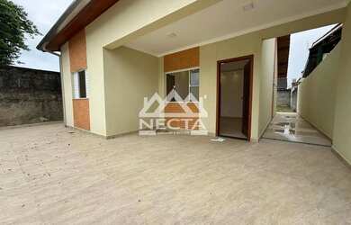 Imagem: A casa possui 3 Dormitórios, 2 Banheiros, 2 Vagas na garagem