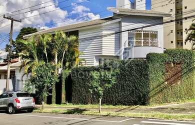 Imagem: A casa possui 4 Dormitórios, 5 Banheiros, 3 Vagas na garagem