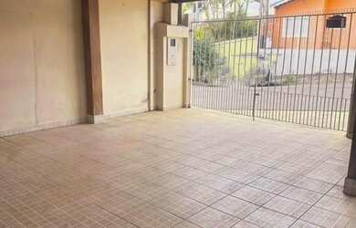 Imagem: A casa possui 2 Dormitórios, 1 Banheiro, 2 Vagas na garagem