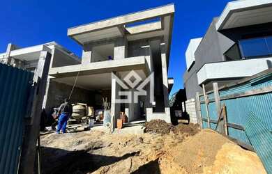 Imagem: A casa possui 3 Dormitórios, 5 Banheiros, 4 Vagas na garagem