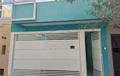 Imagem: A casa possui 3 Dormitórios, 1 Banheiro, 2 Vagas na garagem