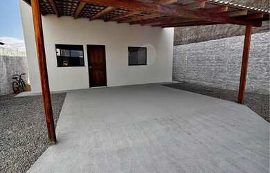 Imagem: A casa possui 2 Dormitórios, 1 Banheiro, 2 Vagas na garagem