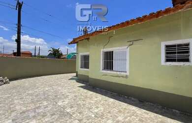 Imagem: A casa possui 2 Dormitórios, 2 Banheiros, 4 Vagas na garagem