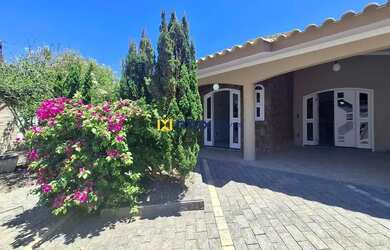 Imagem: A casa possui 3 Dormitórios, 2 Banheiros, 2 Vagas na garagem