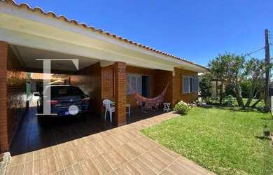 Imagem: A casa possui 4 Dormitórios, 4 Banheiros, 3 Vagas na garagem