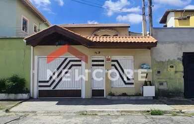 Imagem: A casa possui 3 Dormitórios, 4 Banheiros, 3 Vagas na garagem