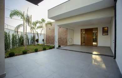 Imagem: A casa possui 3 Dormitórios, 3 Banheiros, 2 Vagas na garagem