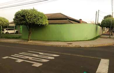 Imagem: A casa possui 3 Dormitórios, 2 Banheiros, 1 Vaga na garagem