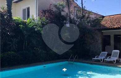 Imagem: A casa possui 4 Dormitórios, 4 Banheiros, 3 Vagas na garagem