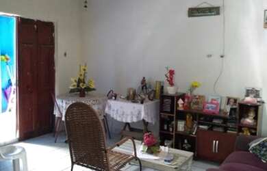 Imagem: A casa possui 2 Dormitórios, 1 Banheiro, 2 Vagas na garagem