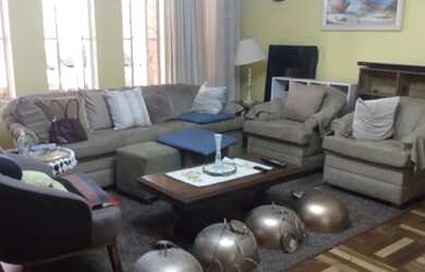 Imagem: A casa possui 5 Dormitórios, 3 Banheiros, 3 Vagas na garagem