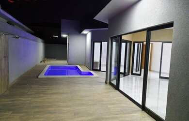 Imagem: A casa em condomínio possui 4 Dormitórios, 5 Banheiros, 3