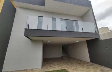 Imagem: A casa possui 3 Dormitórios, 2 Banheiros, 4 Vagas na garagem