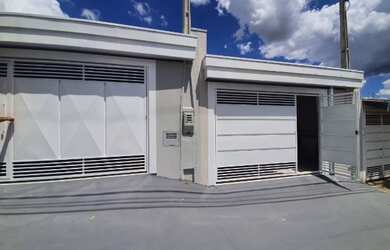 Imagem: A casa possui 2 Dormitórios, 1 Banheiro, 2 Vagas na garagem