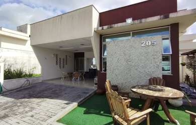 Imagem: A casa em condomínio possui 3 Dormitórios, 1 Banheiro, 2 Vagas