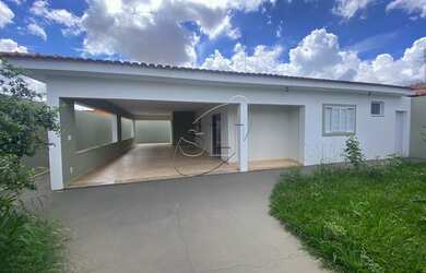 Imagem: A casa possui 3 Dormitórios, 2 Banheiros, 4 Vagas na garagem