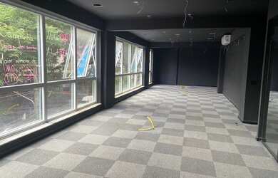 Imagem: O depósito para alugar possui 5 Vagas na garagem e 1025m²