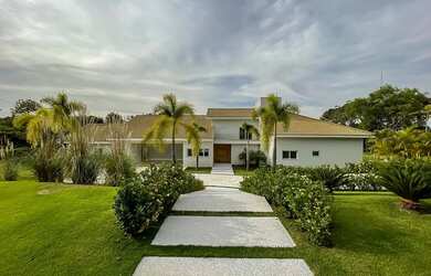 Imagem: A casa possui 5 Dormitórios, 5 Banheiros, 4 Vagas na garagem