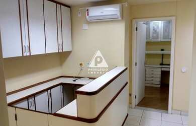 Imagem: O depósito para alugar possui 3 Vagas na garagem e 134m² de