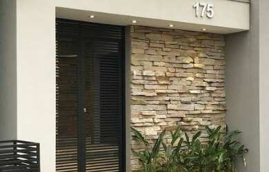 Imagem: A casa possui 3 Dormitórios e 2 Banheiros e está localizado