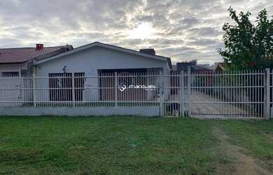 Imagem: A casa possui 2 Dormitórios, 1 Banheiro, 4 Vagas na garagem