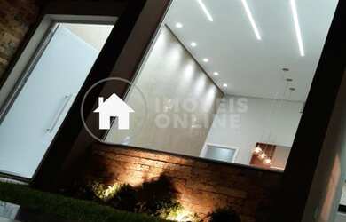 Imagem: A casa possui 3 Dormitórios, 1 Banheiro, 2 Vagas na garagem