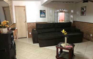 Imagem: A casa possui 3 Dormitórios, 3 Banheiros, 4 Vagas na garagem