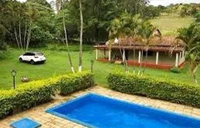 Imagem: A casa possui 4 Dormitórios, 2 Banheiros, 2 Vagas na garagem