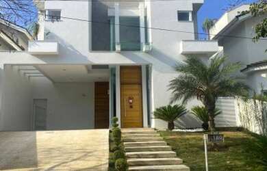 Imagem: A casa em condomínio possui 4 Dormitórios, 5 Banheiros, 4