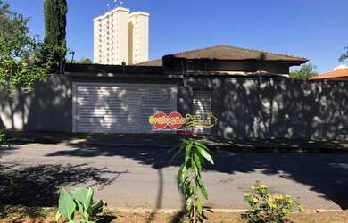 Imagem: A casa possui 4 Dormitórios, 2 Banheiros, 5 Vagas na garagem