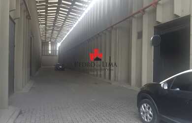 Imagem: O depósito possui 5 Vagas na garagem e 8200m² de Área e está