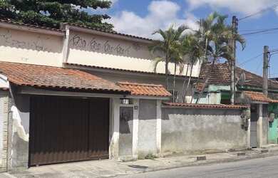 Imagem: A casa possui 3 Dormitórios, 2 Banheiros, 3 Vagas na garagem