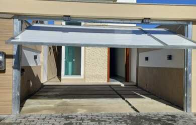 Imagem: A casa possui 3 Dormitórios, 3 Banheiros, 2 Vagas na garagem