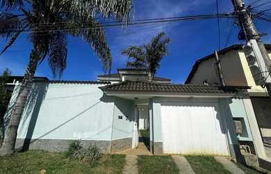 Imagem: A casa possui 3 Dormitórios, 3 Banheiros, 4 Vagas na garagem