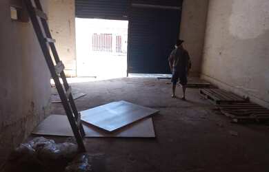 Imagem: O depósito possui 5 Vagas na garagem, 320m² de Área e está