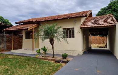 Imagem: A casa possui 2 Dormitórios, 1 Banheiro, 2 Vagas na garagem