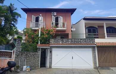 Imagem: A casa possui 4 Dormitórios, 3 Banheiros, 2 Vagas na garagem