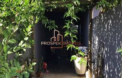 Imagem: A casa possui 5 Dormitórios, 3 Banheiros, 4 Vagas na garagem