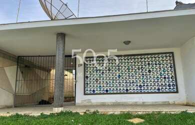 Imagem: A casa possui 2 Dormitórios, 1 Banheiro, 2 Vagas na garagem