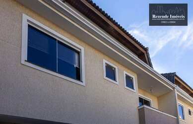 Imagem: A casa possui 3 Dormitórios, 4 Banheiros, 2 Vagas na garagem