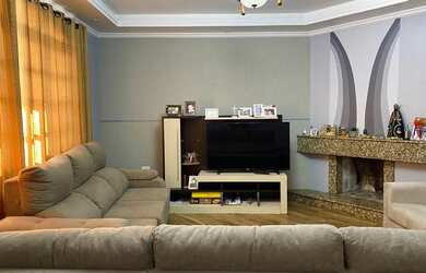 Imagem: A casa possui 3 Dormitórios, 1 Banheiro, 2 Vagas na garagem