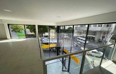 Imagem: O depósito possui 5 Vagas na garagem, 550m² de Área e está